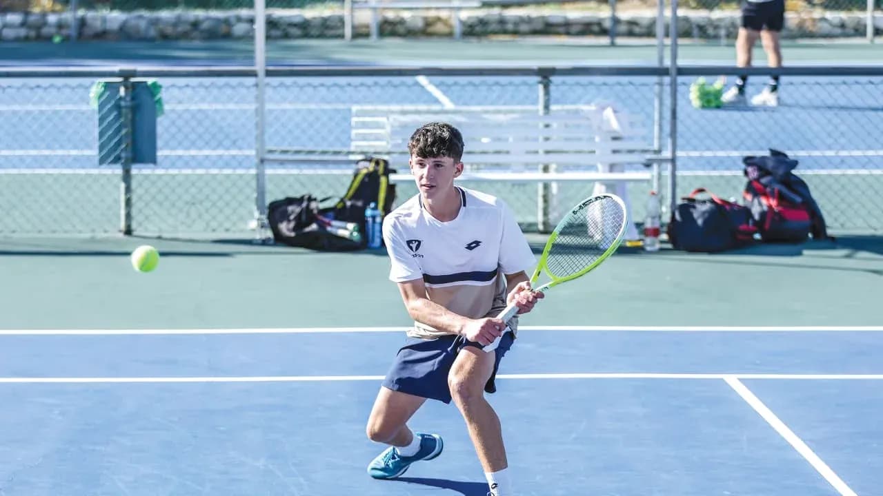 Joueur de tennis en action sur le court