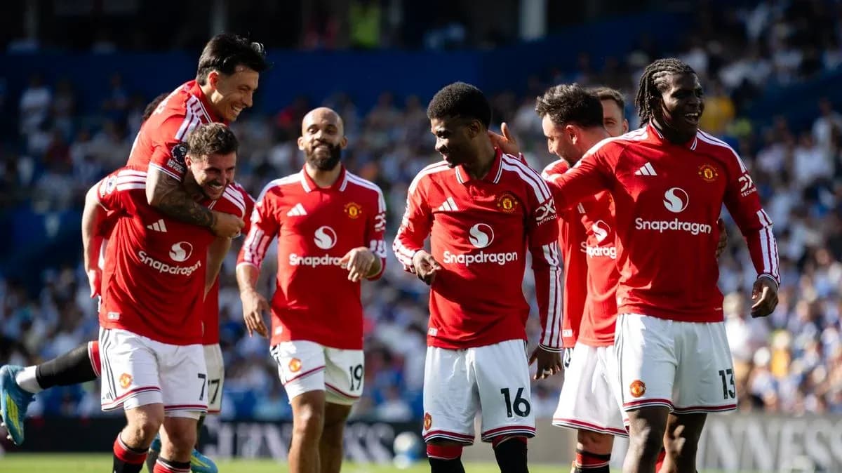 Joueurs de Manchester United célébrant un but ensemble