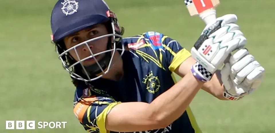 Joueuse de cricket en train de frapper la balle