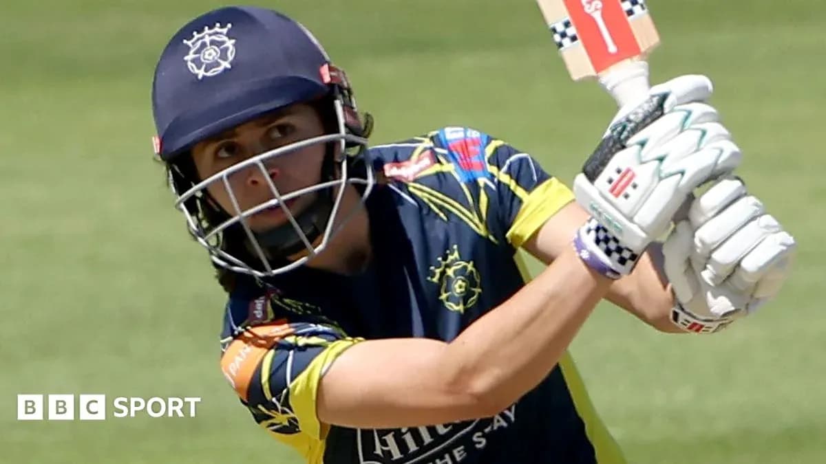 Joueuse de cricket en train de frapper la balle