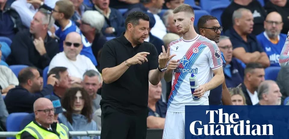 Entraîneur discutant avec joueur sur le banc