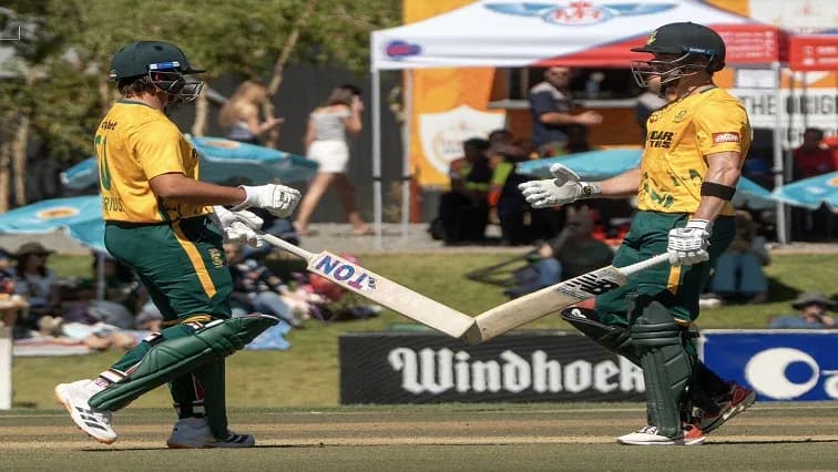 Joueurs se congratulant avec des batteurs au cricket
