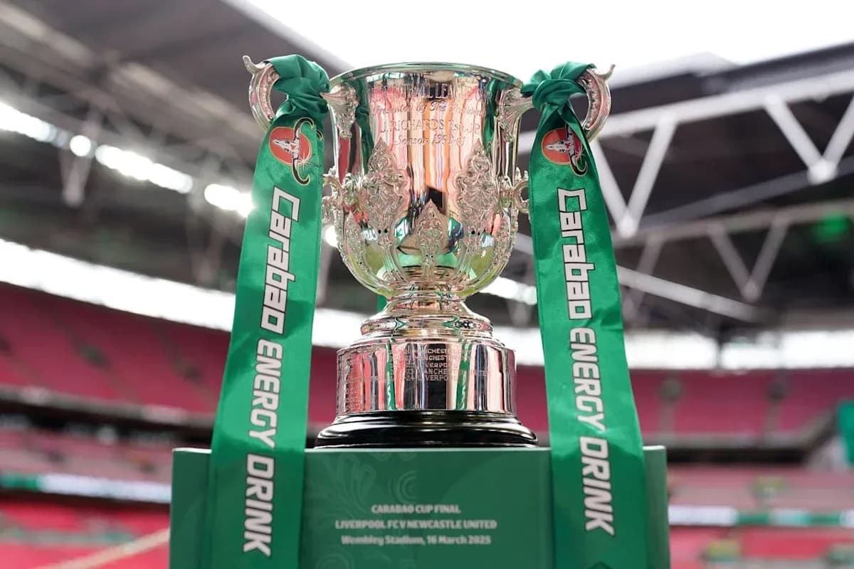 Trophée de la Carabao Cup avec rubans verts