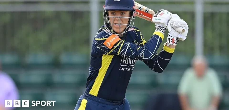 Joueuse de cricket prête à frapper avec batte