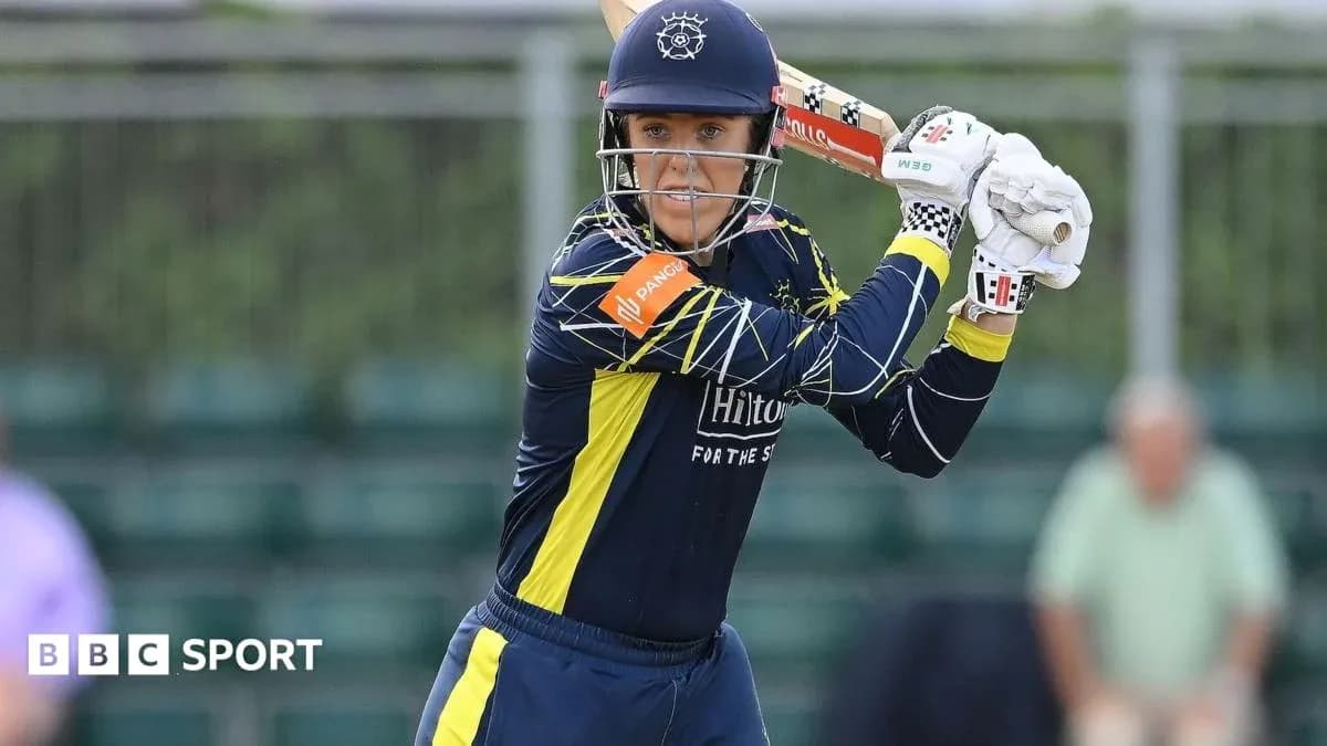 Joueuse de cricket prête à frapper avec batte