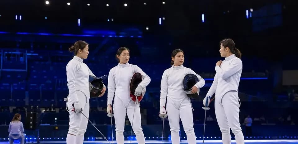 Quatre escrimeuses en discussion sur la piste