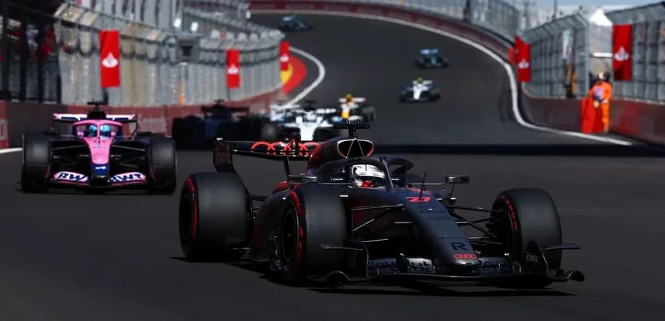 Voiture de course en tête sur circuit avec autres pilotes