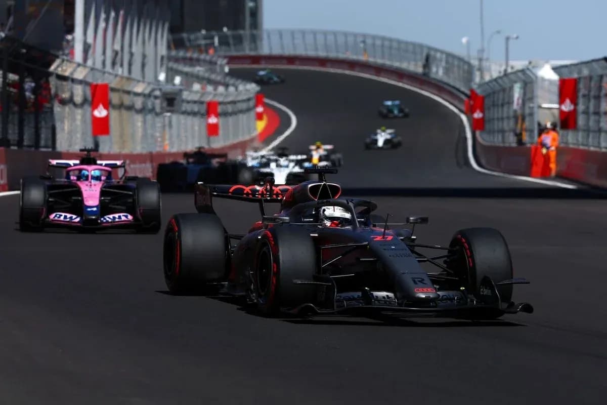 Voiture de course en tête sur circuit avec autres pilotes