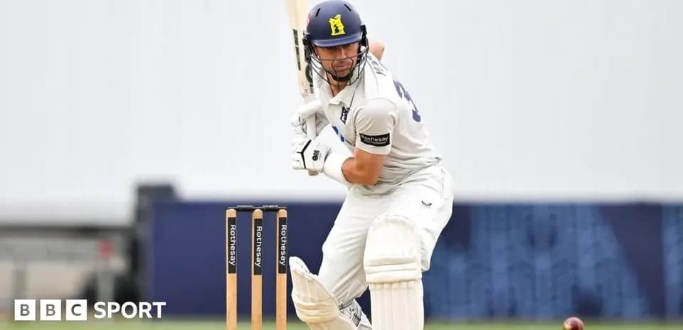 Batteur prêt à frapper la balle en cricket