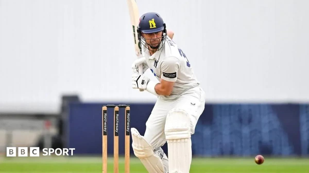 Batteur prêt à frapper la balle en cricket