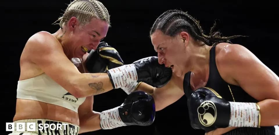 Deux boxeuses échangeant des coups sur le ring