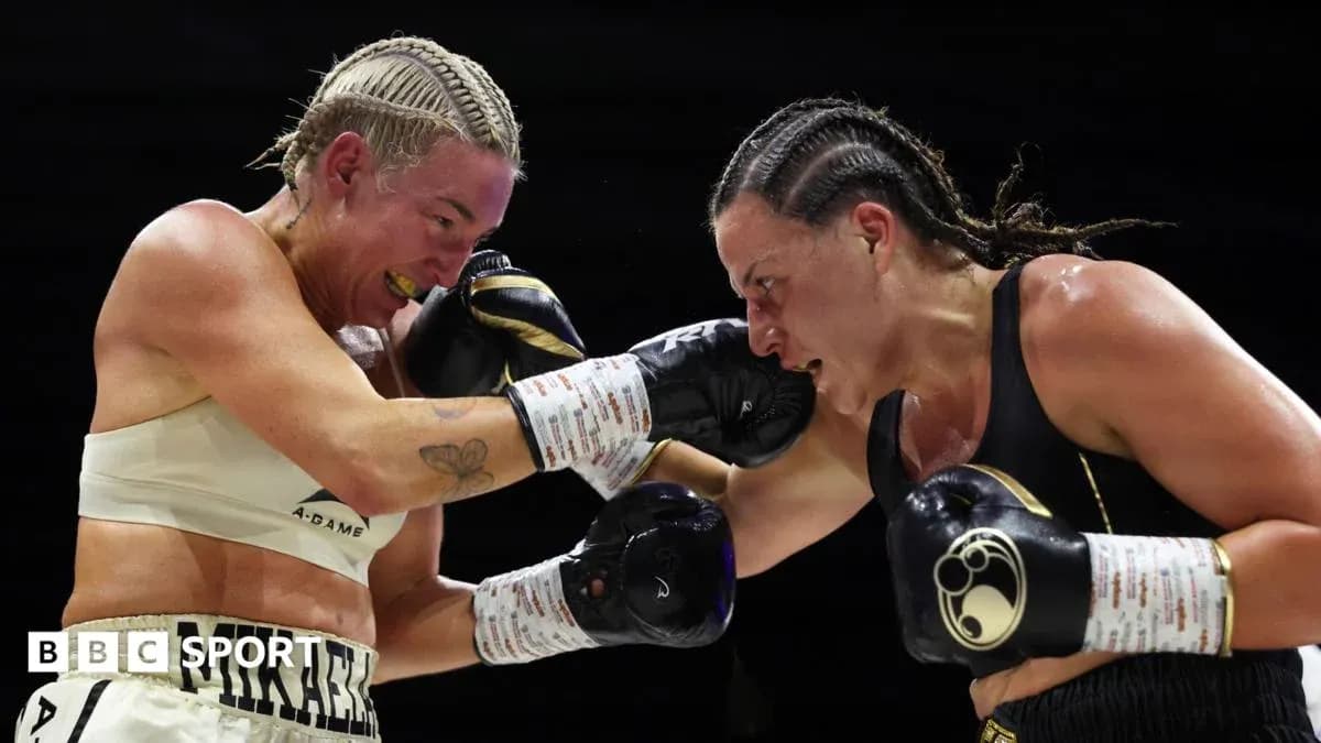 Deux boxeuses échangeant des coups sur le ring