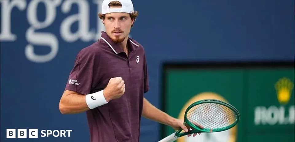 Joueur de tennis célébrant avec sa raquette sur le court