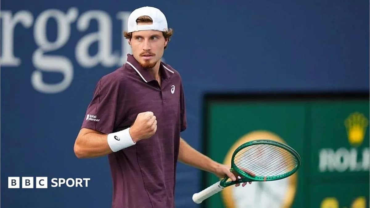 Joueur de tennis célébrant avec sa raquette sur le court