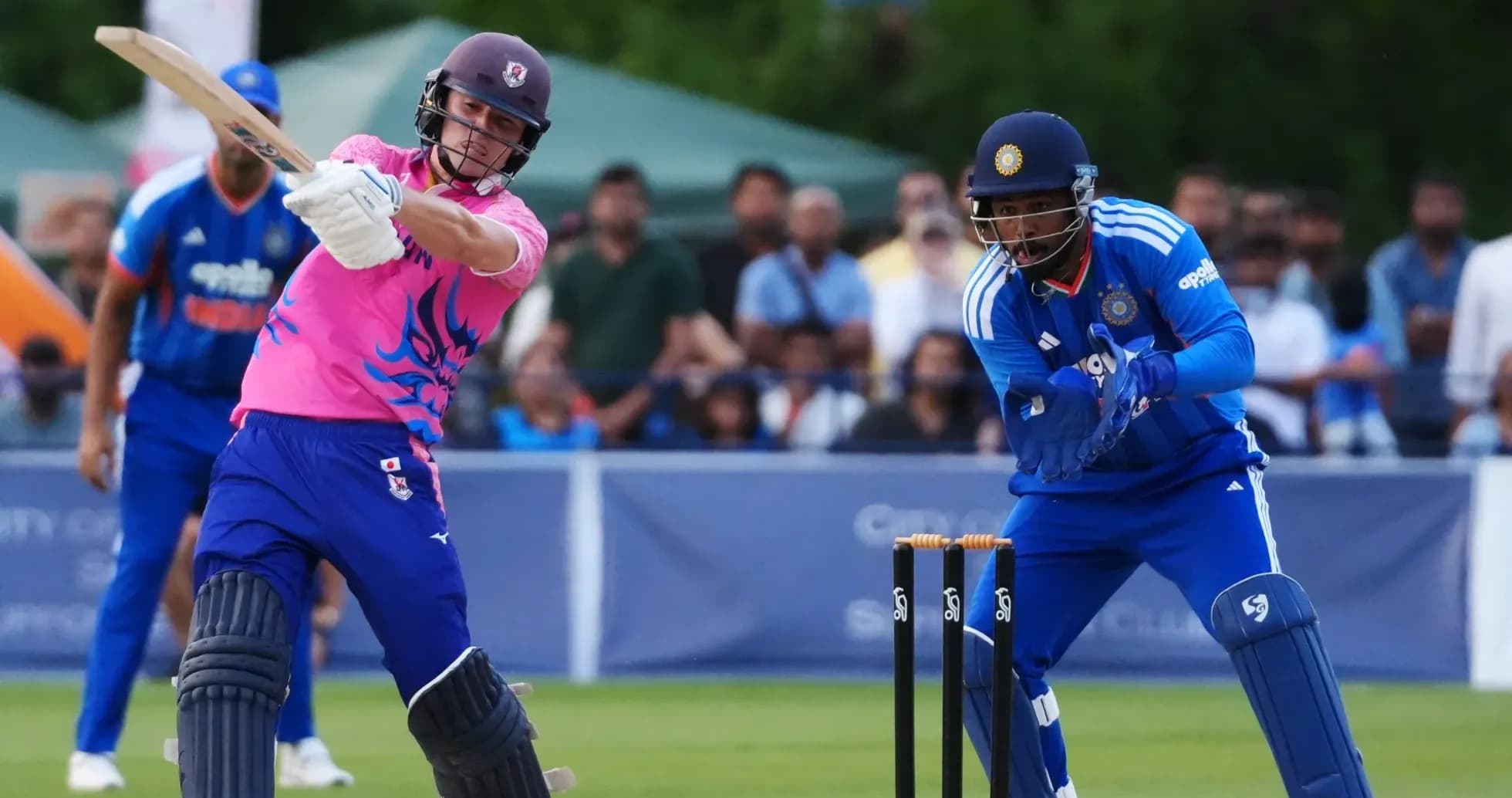 Batteur frappant la balle pendant un match de cricket