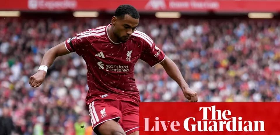 Joueur de Liverpool dribblant sur le terrain de jeu