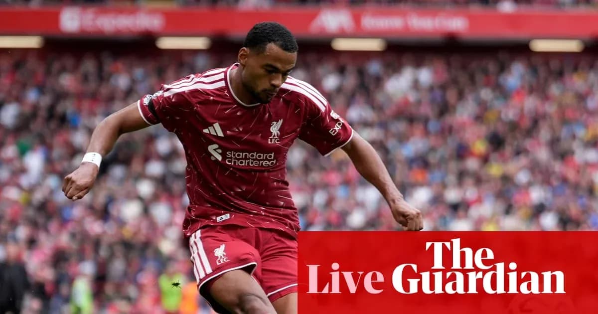 Joueur de Liverpool dribblant sur le terrain de jeu