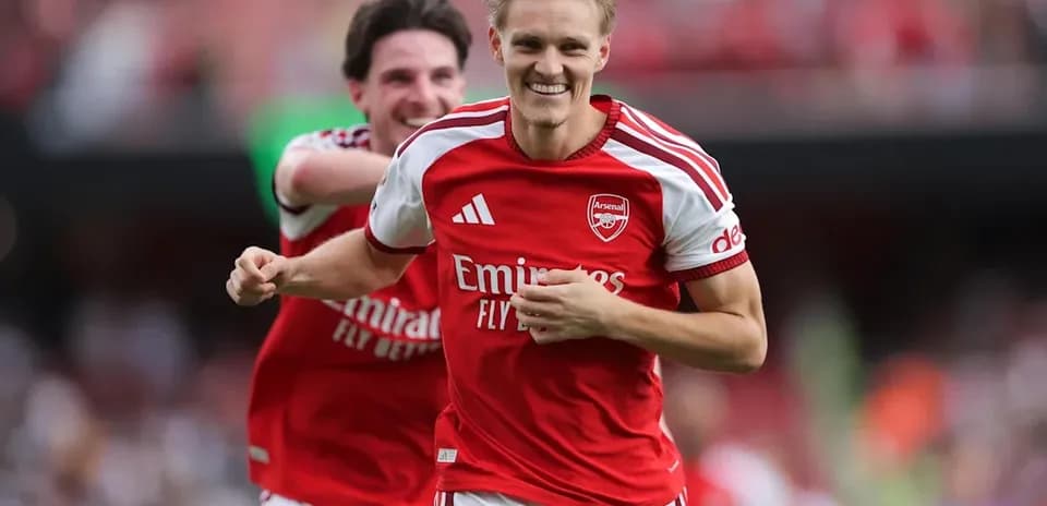 Joueur d'Arsenal célébrant un but avec coéquipier