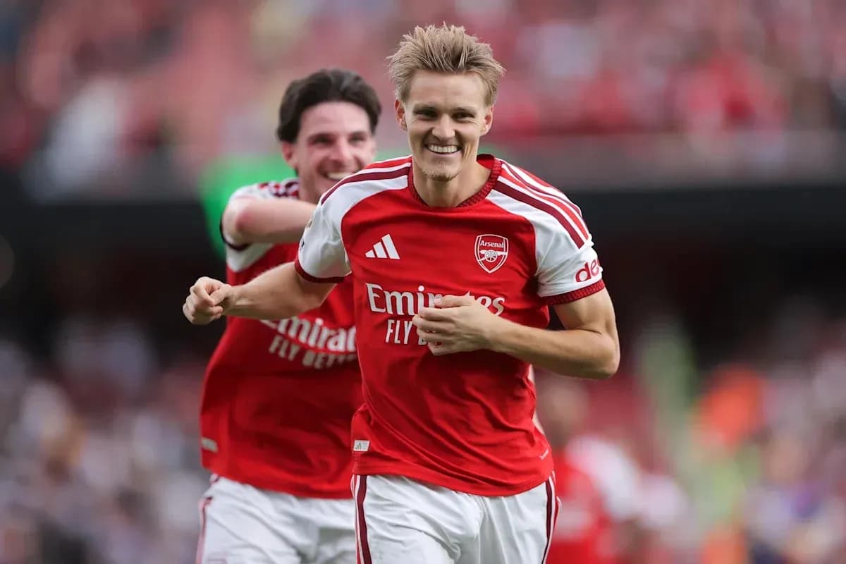 Joueur d'Arsenal célébrant un but avec coéquipier