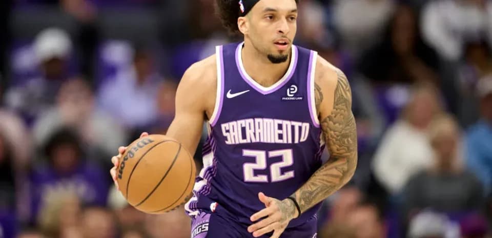 Joueur dribblant le ballon pendant un match de basketball