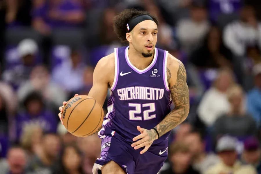 Joueur dribblant le ballon pendant un match de basketball