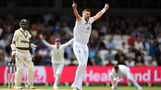 Joueur anglais célébrant un wicket lors du match