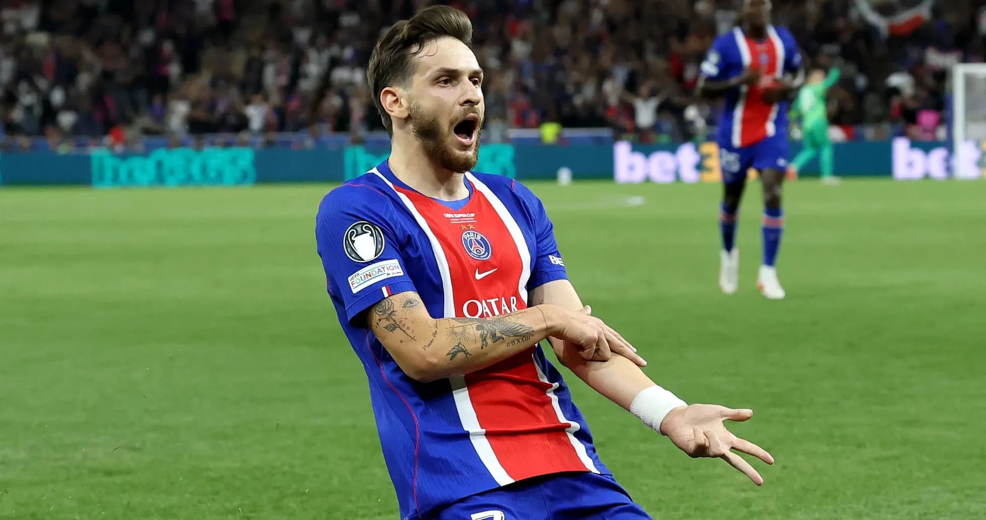 Joueur du PSG célébrant un but sur le terrain
