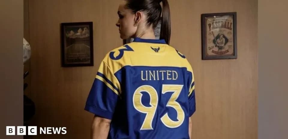 Femme portant un maillot bleu et jaune avec 'UNITED 93'