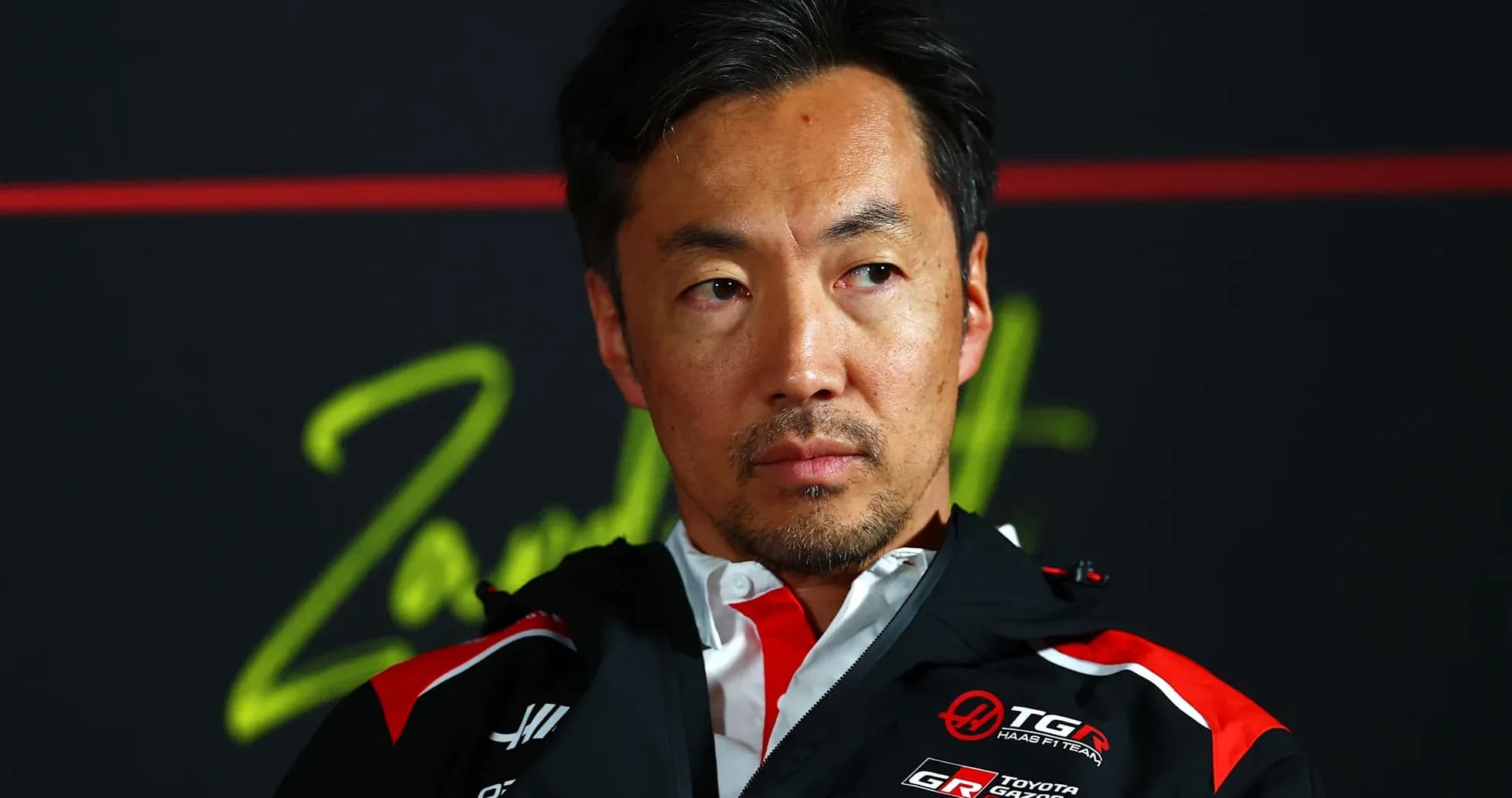Homme en conférence de presse avec un uniforme de course