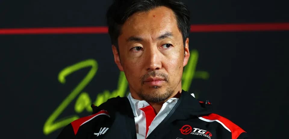Homme en conférence de presse avec un uniforme de course