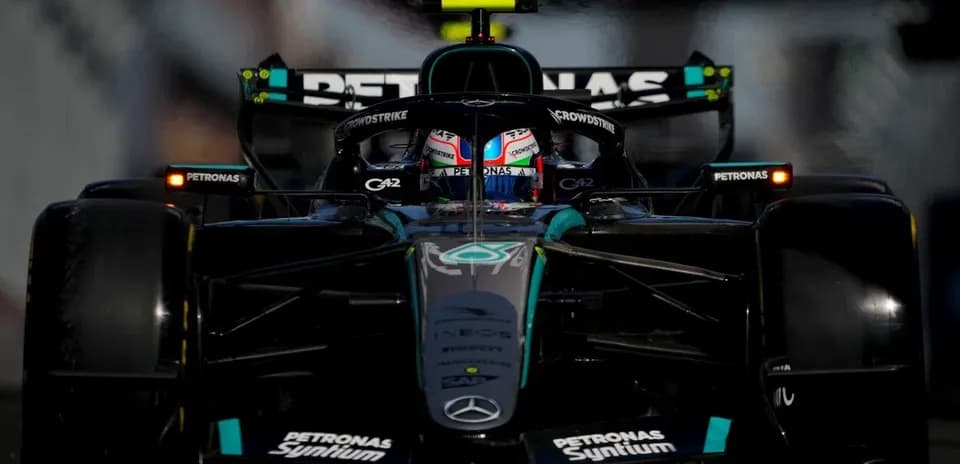 Voiture de F1 Mercedes en pleine course