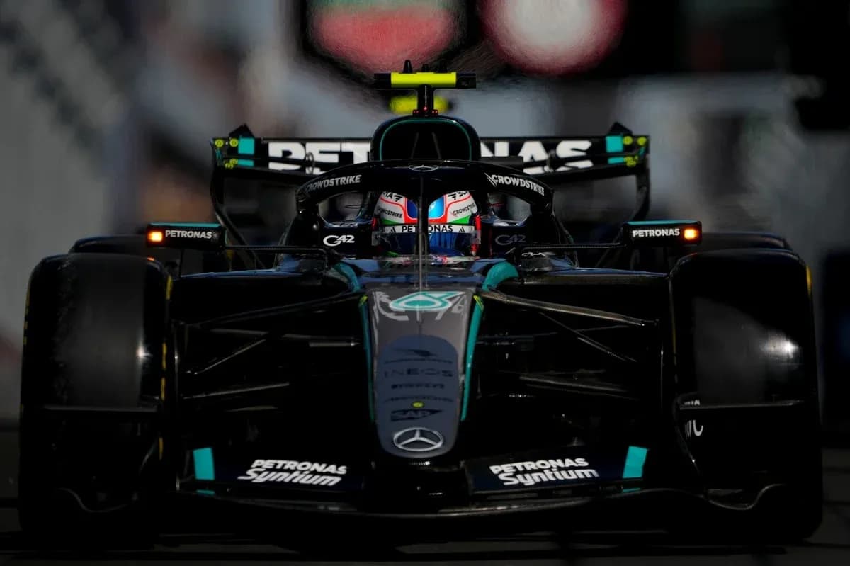 Voiture de F1 Mercedes en pleine course