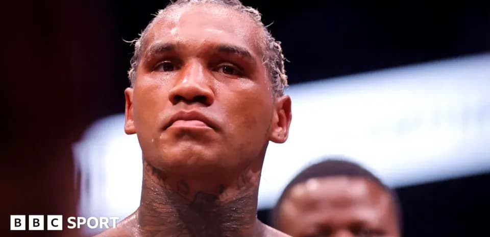 Boxeur regardant attentivement avant le combat