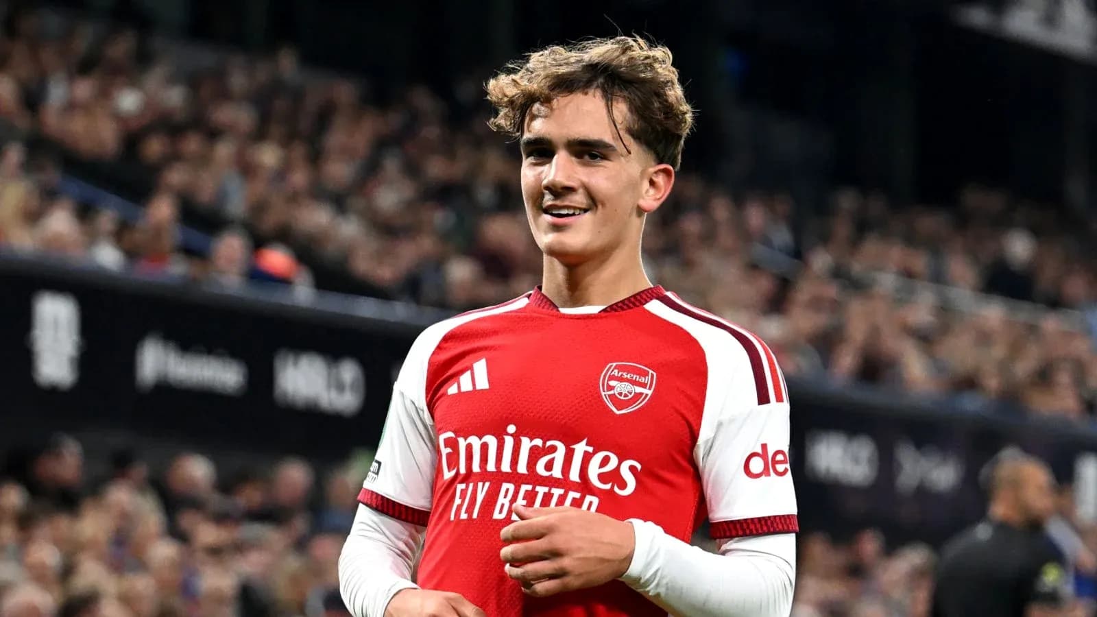 Joueur d'Arsenal souriant sur le terrain