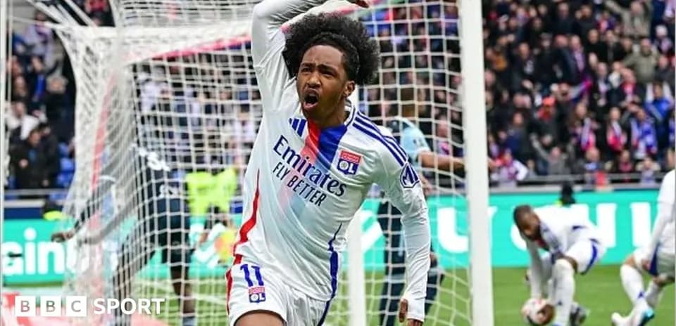 Joueur de l'OL célébrant un but au stade
