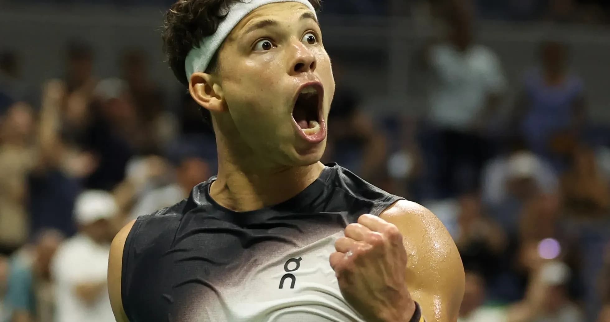 Joueur de tennis célébrant un point au tournoi