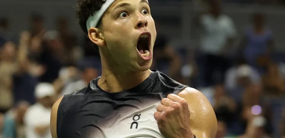 Joueur de tennis célébrant un point au tournoi