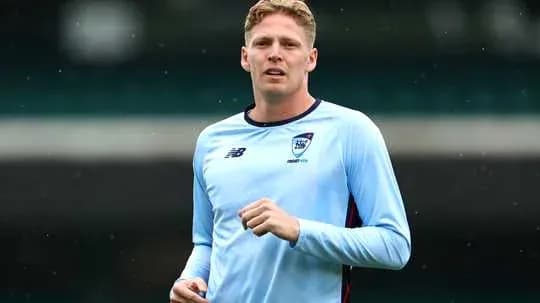 Joueur s'entraînant sur le terrain en maillot bleu