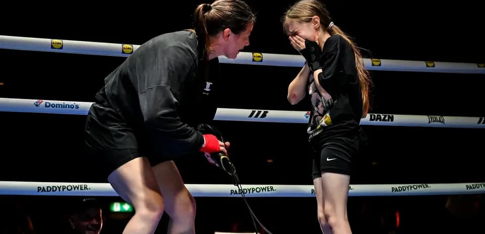 Boxeuse parlant à une jeune fille dans le ring