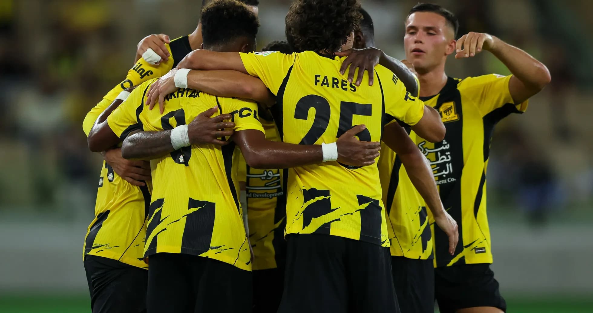 Joueurs d'Al Ittihad célébrant un but ensemble