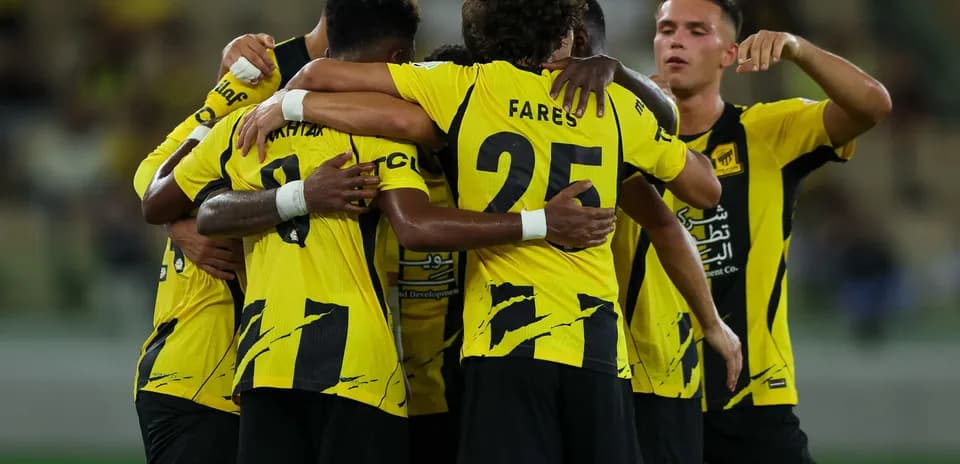 Joueurs d'Al Ittihad célébrant un but ensemble