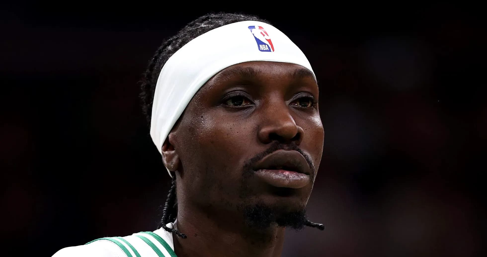 Joueur portant un bandeau sur le terrain de basket