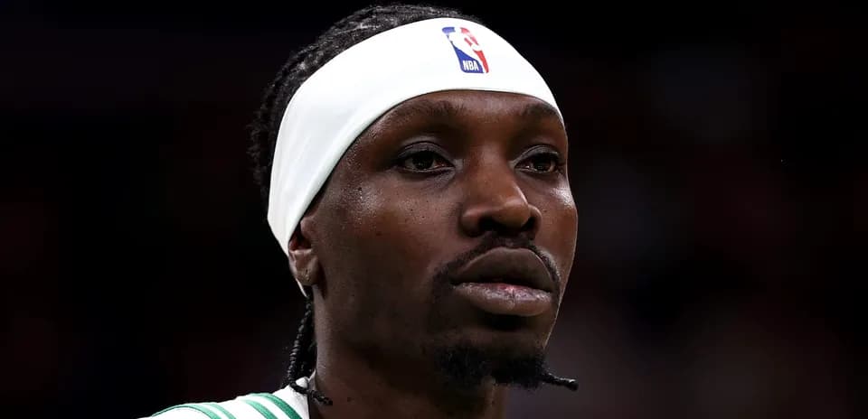 Joueur portant un bandeau sur le terrain de basket