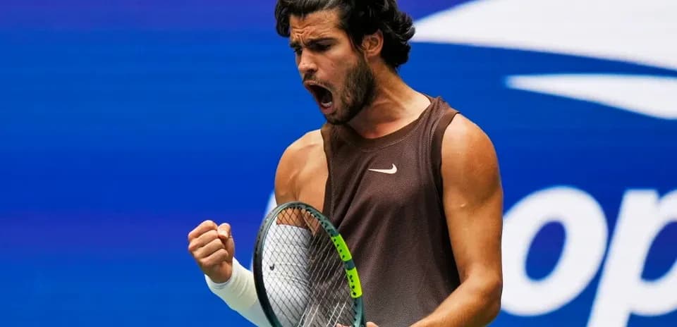 Joueur de tennis célébrant un point au match