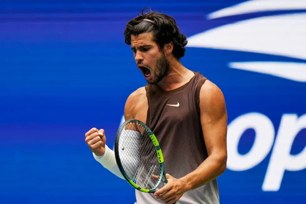 Joueur de tennis célébrant un point au match