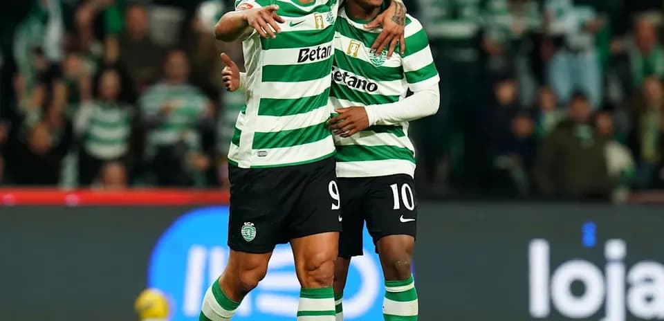 Joueurs du Sporting célébrant un but ensemble