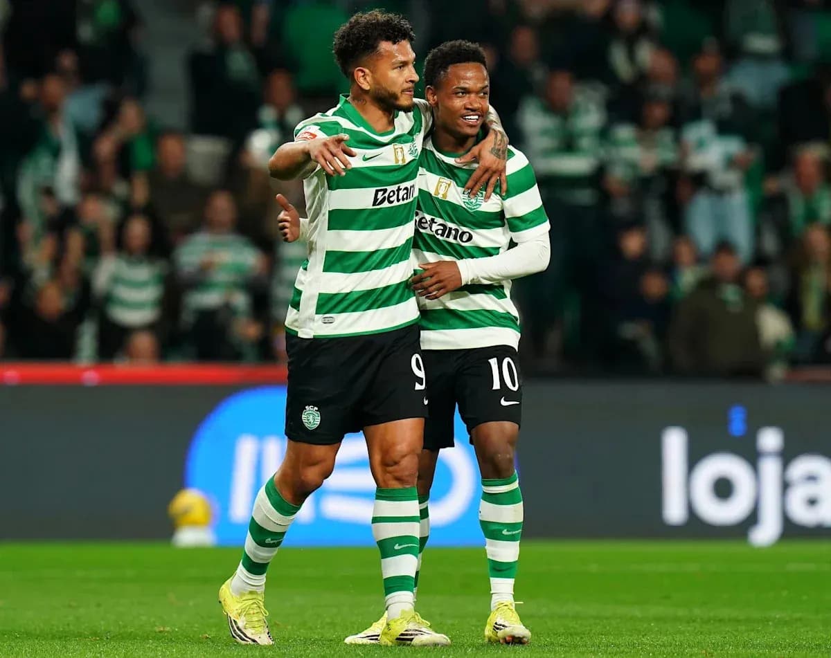 Joueurs du Sporting célébrant un but ensemble