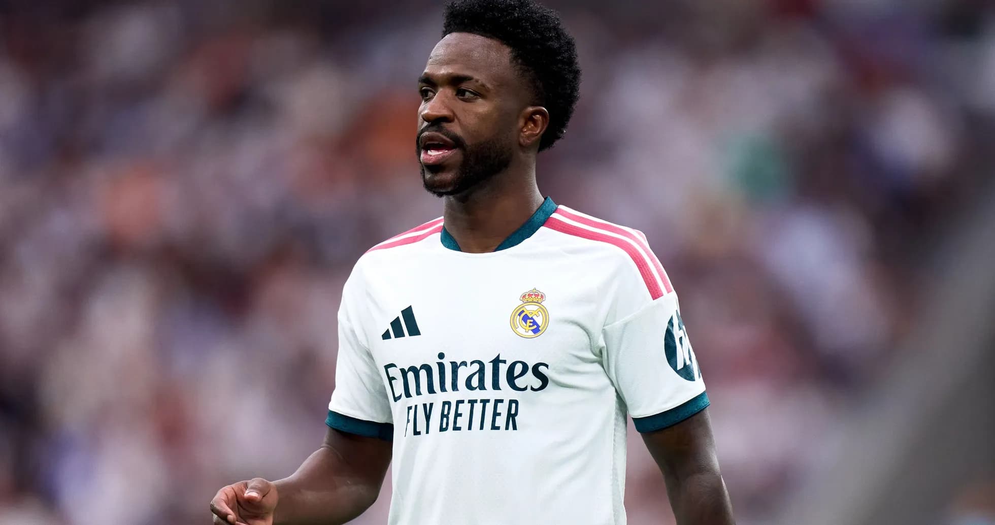 Joueur de football en maillot du Real Madrid sur le terrain