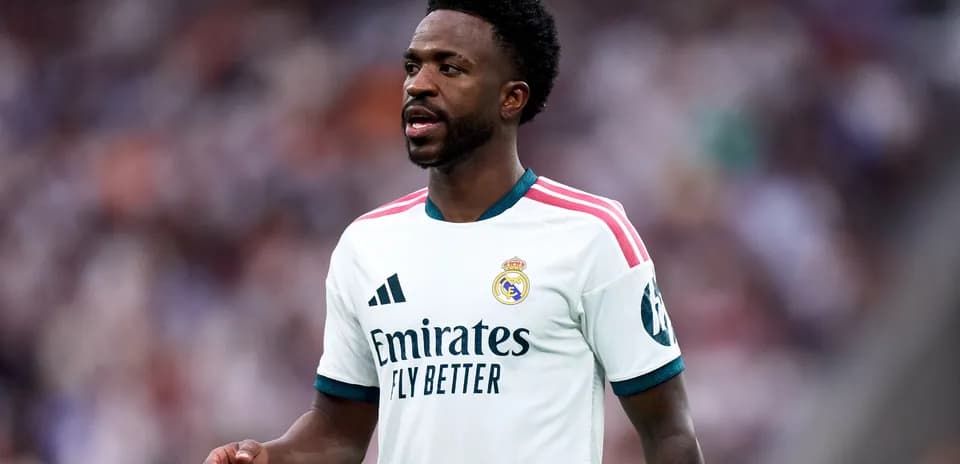Joueur de football en maillot du Real Madrid sur le terrain