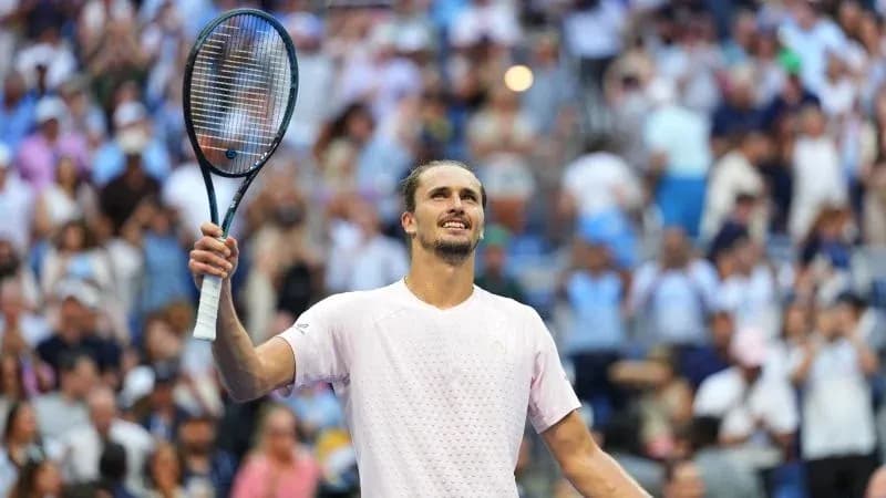 Joueur de tennis levant sa raquette après une victoire